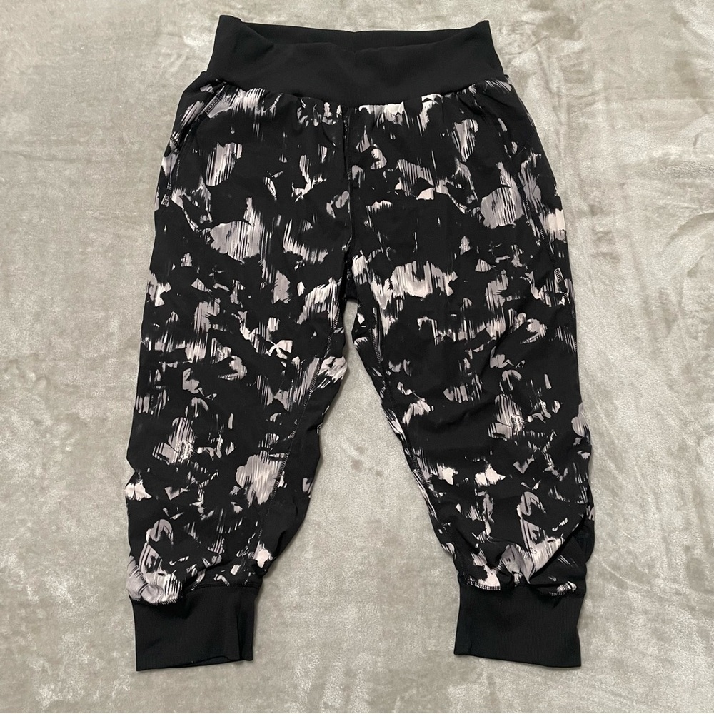 Zella Black and White Cropped Joggers Capri Artistic Print Athleisure Medium